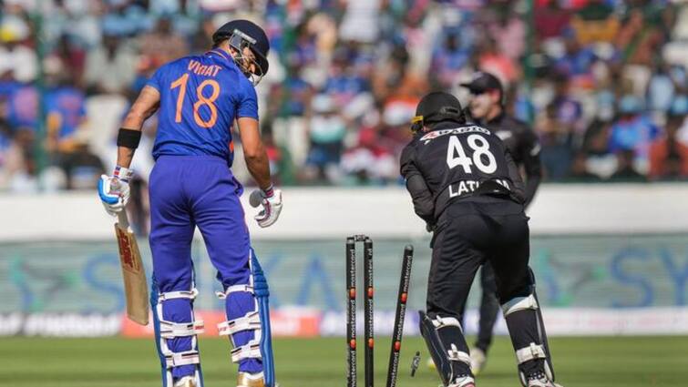 IND vs NZ, 1st ODI: Santner beats Kohli to silence the stadium see virat kohli reaction watch video Kohli Reaction Viral: স্যান্টনারের স্বপ্নের বলে বোল্ড হয়ে কিউয়ি তারকাকে বাহবা জানালেন কোহলিও