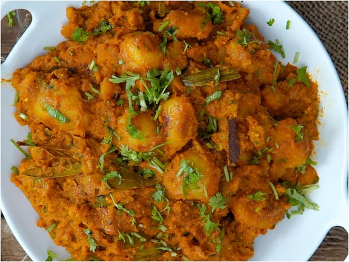 Aloo Dum curry Recipe in Telugu Potato Curry: చికెన్ రుచిని మించి పోయేలా ఆలూ దమ్ కర్రీ ఇలా చేసేయండి