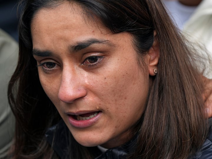 एक अभूतपूर्व कदम में, देश के शीर्ष पहलवान डब्ल्यू अध्यक्ष की ‘तानाशाही’ के विरोध में एकत्रित हुए. बजरंग, विनेश, रियो ओलंपिक पदक विजेता साक्षी मलिक, विश्व चैम्पियनशिप पदक विजेता सरिता मोर, संगीता फोगाट, सत्यव्रत मलिक, जितेंद्र किन्हा और राष्ट्रमंडल खेल पदक विजेता सुमित मलिक जंतर मंतर पर धरने पर बैठे 30 पहलवानों में शामिल हैं .