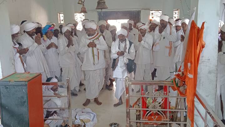 అందరినీ చల్లగా చూడమని వేడుకుంటూ అమ్మవారిని ప్రార్థిస్తున్న పెద్దలు