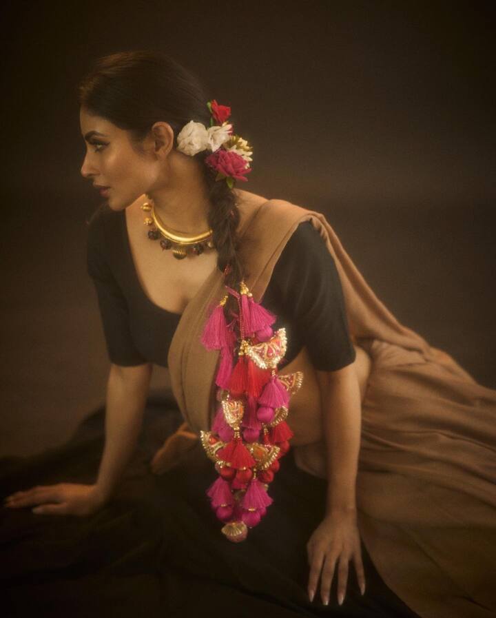 नुकतेच मौनीने तिचे काही  फोटो इन्स्टाग्रामवर शेअर केले आहेत.