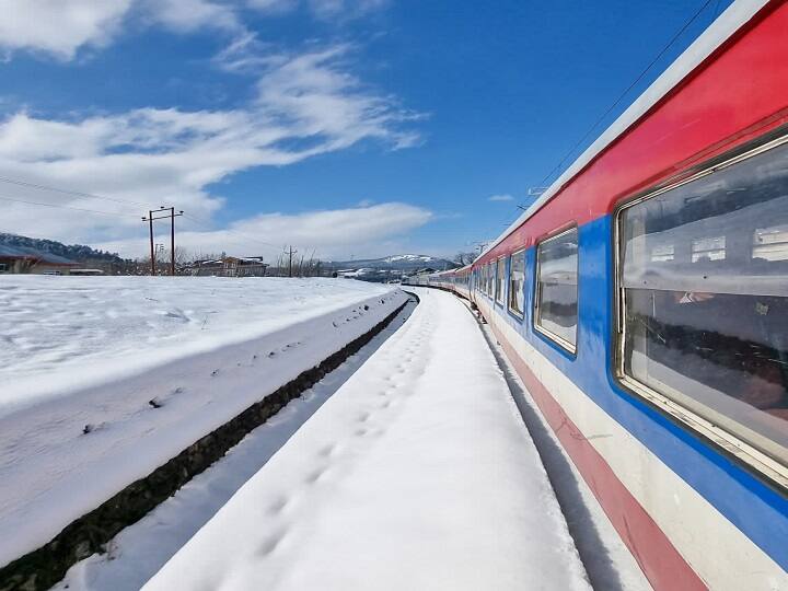 मीडिया रिपोर्ट्स के अनुसार, इस सीजन में शिमला में नाममात्र बर्फबारी हुई है. बर्फबारी को लेकर सैलिनियों का इतना क्रेज है कि शिमला में सैलानियों की 7100 गाड़ियां दाखिल हुई हैं. (फोटो- ट्विटर)