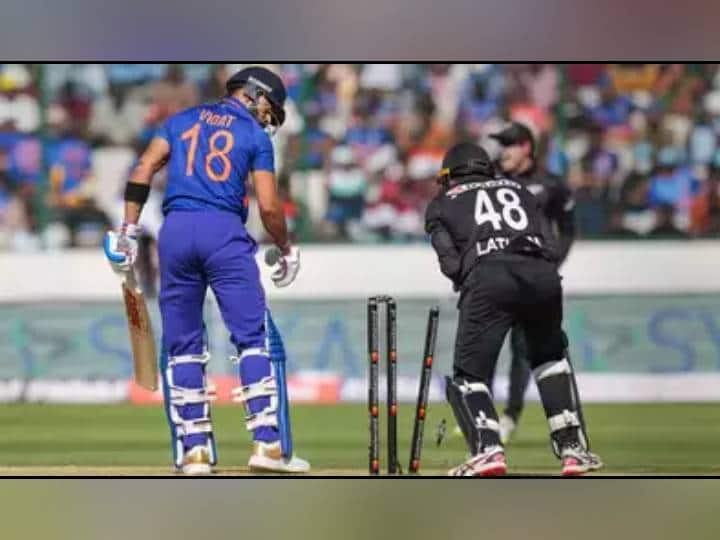 IND vs NZ, 1st ODI: Santner beats Kohli to silence the stadium see virat kohli reaction watch video Kohli Reaction Viral: விக்கெட்டை பறிகொடுத்த விராட் கோலி.. அமைதியான மைதானம்... வைரலாகும் வீடியோ!