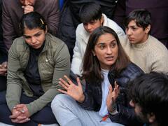 '...महिला पहलवानों का यौन शोषण कर रहे हैं', बृजभूषण सिंह पर आरोप लगाते हुए रोने लगीं विनेश फोगाट, देखें तस्वीरें