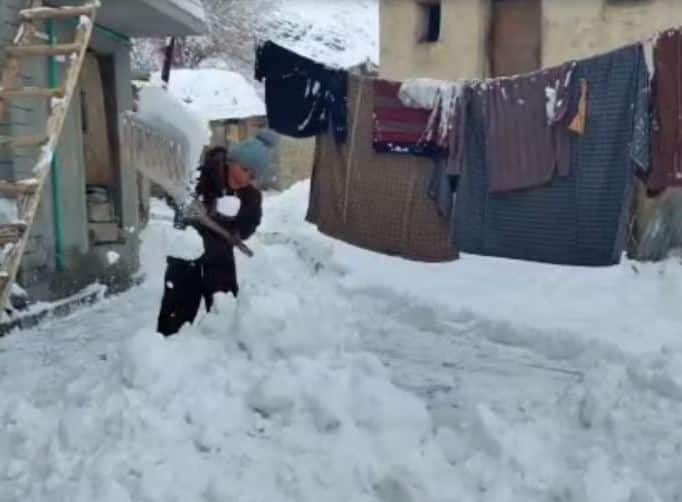 कडाक्याच्या थंडीमुळं पिण्याच्या पाण्याच्या सर्व पाइपलाईन गोठल्या आहेत. त्यामुळं लोकांना आता विहिरीतून पाणी भरावे लागत असल्याची स्थिती आहे.
