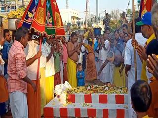 வாழைப் பழங்களை சூறையிட்டு வழிபாடு செய்த கிராம மக்கள்