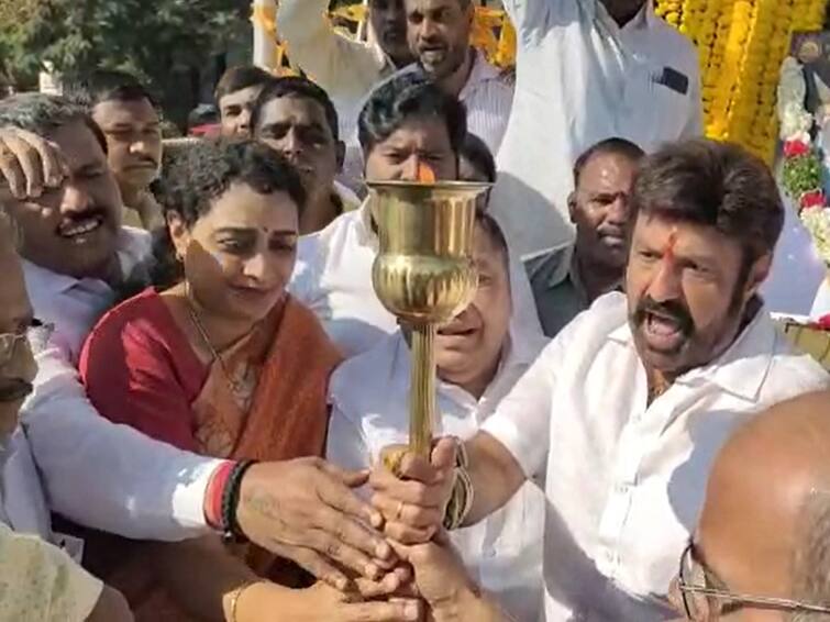 Nandamuri Balakrishna tributes to NTR statue in Rasoolpura participates in Rally Balakrishna: తెలంగాణలో టీడీపీకి పునర్వైభవం తేవాలి, ఆ బాధ్యత కార్యకర్తలదే - బాలకృష్ణ