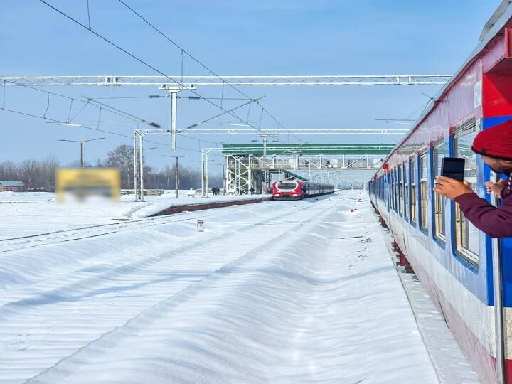 इन शहरों के लिए आईआरसीटीसी (IRCTC) की तरफ से कई टूरिस्ट ट्रेनें जाती है. साथ ही दिल्ली से कई बेस भी चलती हैं. हिमाचल प्रदेश के इन खूबसूरत शहरों में दिसम्बर और जनवरी में काफी संख्या में टूरिस्ट पहुंचे हैं और ये अभी भी बर्फबारी को देखने जा रहे हैं. (फोटो- ट्विटर)