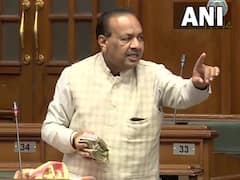 Delhi Assembly: అసెంబ్లీలో ఎమ్మెల్యే చేతుల్లో నోట్ల కట్టలు, షాక్ అయిన నేతలు