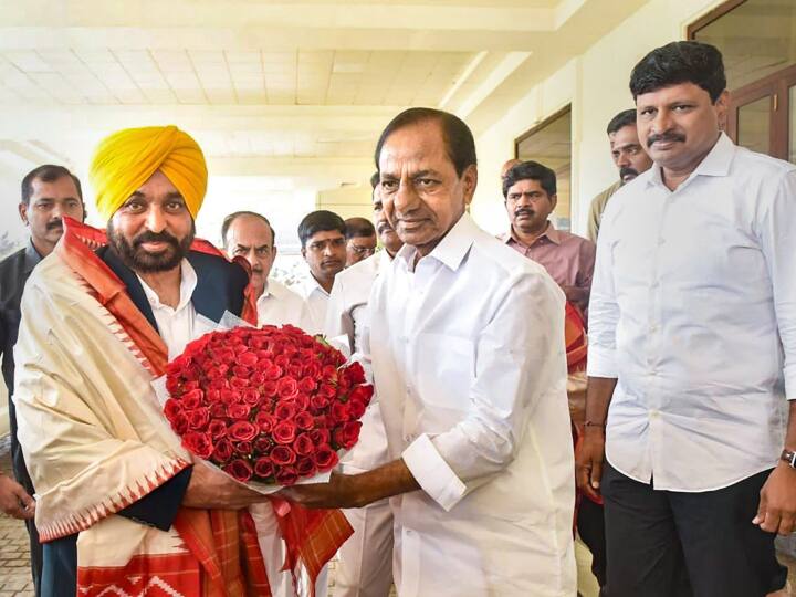 केरल के मुख्यमंत्री पिनराई विजयन ने बीजेपी नीत केंद्र सरकार पर देश के लोकतंत्र की नींव को ‘‘तबाह’’ करने का आरोप लगाते हुए धर्मनिरपेक्षता, लोकतंत्र और संविधान की रक्षा के लिए ‘नए प्रतिरोध’ का आह्वान किया.