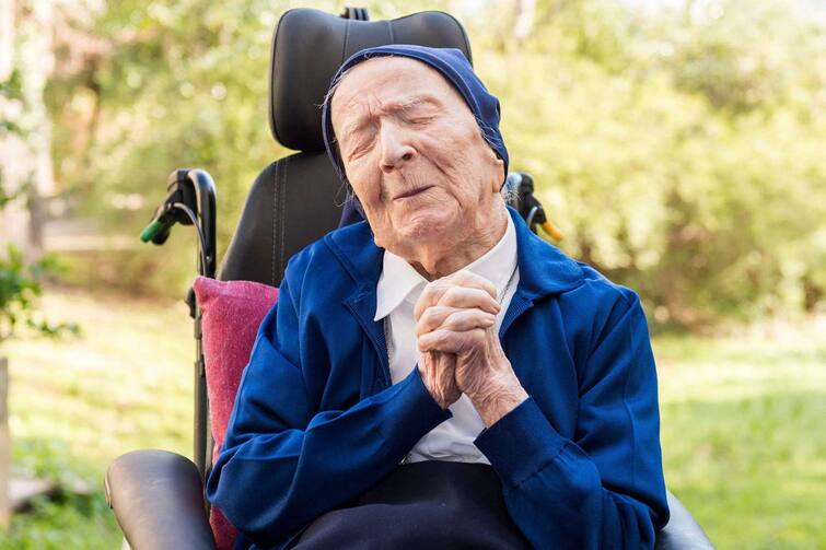 world oldest person lucile randon dies at age of 118 Sister Andre World Oldest Person Death World's Oldest Person Death : जगातील सर्वात वृद्ध व्यक्तीचं निधन; ल्यूसिल रँडन यांचा मृत्यू, 118 व्या वर्षी घेतला अखेरचा श्वास