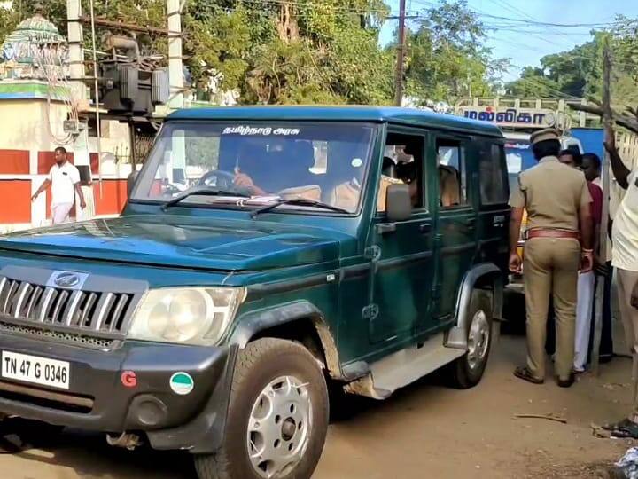 கரூரில் பழைய இரும்பு குடோனில் ரூ.50 லட்சம் மதிப்பிலான செம்மரக்கட்டைகள் பறிமுதல்