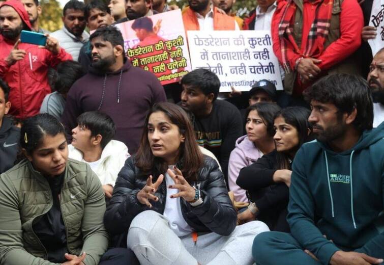 Vinesh Phogat accuses WFI president Brij Bhushan Sharan of physical harassment know details Wrestlers Protest: વિનેશ ફોગાટનો ધડાકો, WFI અધ્યક્ષે અનેક મહિલા ખેલાડીઓનું કર્યું યૌન શોષણ