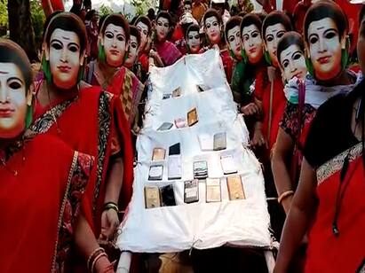 नवीन टॅब देण्याच्या मागणीसाठी मोबाईलची शवयात्रा काढत मोर्चा काढण्यात आला आहे.