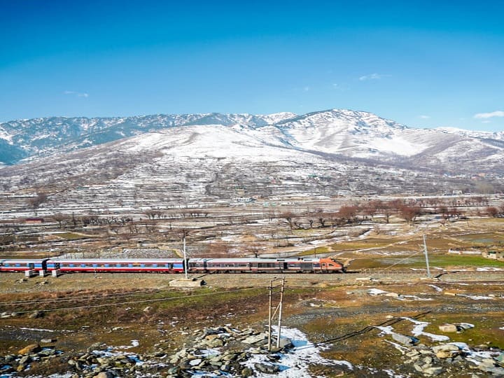 सर्दी के मौसम में आपका घर से निकलना काफी मुश्किल हो गया है. लेकिन ऐसे फोटो देखकर किसी का भी मन घूमने का हो सकता है. अगर आप जिंदादिल मौसम की खूबसूरती को निहारने का शोक रखते हैं, तो शिमला और कश्मीर घूमने का प्लान बना सकते हैं. इसकी सैर करने का अलग ही मज़ा है. (फोटो- ट्विटर)