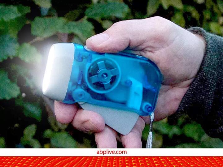 Torch that runs without battery and can work till you die know about this Dynamo torch बिना बैटरी का ये टॉर्च जिंदगी भर जलेगा, चार्ज करने की नहीं है जरूरत, कीमत जानकर उड़ जाएंगे होश