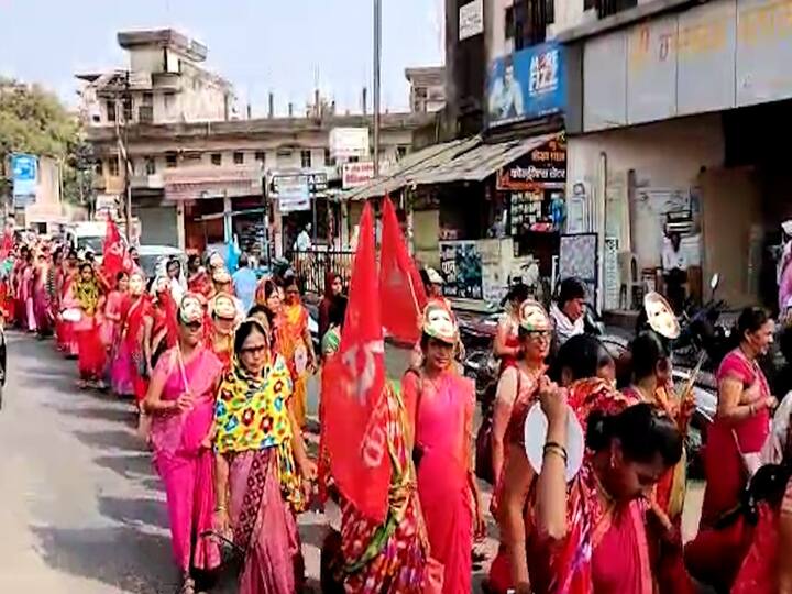 यावेळी सावित्री फुले, माँ जिजाऊ यांचा विजय असो,  शासकीय बोंबल्या परत घ्या. चांगल्या प्रतिचा टँब, मोबाईल मिळालाच पाहिजे, शिक्षण आम्हच्या हक्काचं -नाही कुणाच्या बापाचं...  आदी घोषणा देत हा मोर्चा शहराच्या मुख्य मार्गाने काढण्यात आला.