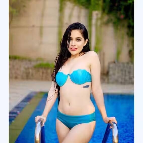 Urfi Javed Life: उर्फी जावेद अपने अतरंगी पहनावे के चलते आये दिन सुर्ख़ियों में रहती हैं. इसके अलावा वह अपने बेबाक बयानों के चलते भी चर्चा में बने रहने का कोई मौका नहीं छोड़ती हैं. यही वजह है कि बेहद कम समय में उर्फी ने पॉपुलैरिटी हासिल कर ली है.