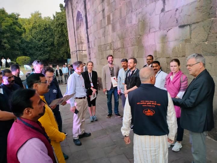 सकाळी शनिवार वाड्यापासून या भेटीला सुरुवात झाली. शनिवार वाड्याची भव्यता, प्रवेशद्वार, विस्तारलेला परिसर प्रतिनिधींनी आपल्या मोबाईलमध्ये टिपला.