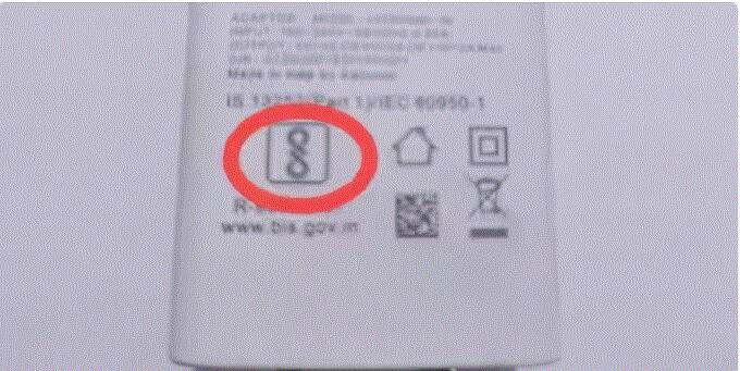 ISIEC Symbol : ਜ਼ਿਆਦਾਤਰ ਲੋਕ ਇਸ ਅੱਠ ਵਰਗਾ ਚਿਨ੍ਹ ਦੇਖਣ ਤੋਂ ਬਾਅਦ ਉਲਝਣ ਵਿੱਚ ਪੈ ਜਾਂਦੇ ਹਨ। ਅਸਲ ਵਿੱਚ ਇਹ ਇੱਕ ਪ੍ਰਮਾਣੀਕਰਣ ਚਿੰਨ੍ਹ ਹੈ। ਜਿਸਦਾ ਮਤਲਬ ਹੈ ਕਿ ਤੁਹਾਡਾ ਚਾਰਜਰ ਸਾਰੇ ਸੁਰੱਖਿਆ ਮਾਪਦੰਡਾਂ ਨੂੰ ਪੂਰਾ ਕਰਦਾ ਹੈ ਅਤੇ ਸਰਵੋਤਮ ਪ੍ਰਦਰਸ਼ਨ ਲਈ ਬਣਾਇਆ ਗਿਆ ਹੈ। ਇੰਨਾ ਹੀ ਨਹੀਂ, ਇਸ ਚਿੰਨ੍ਹ ਨੂੰ ਦੇਖ ਕੇ ਤੁਸੀਂ ਇਹ ਵੀ ਸਮਝ ਸਕਦੇ ਹੋ ਕਿ ਤੁਹਾਡੇ ਕੋਲ ਜੋ ਚਾਰਜਰ ਹੈ, ਉਹ ਅਸਲੀ ਅਤੇ ਗੁਣਵੱਤਾ ਵਾਲਾ ਚਾਰਜਰ ਹੈ। ਤੁਹਾਨੂੰ ਇਹ ਲੋਕਲ ਚਾਰਜਰ ਵਿੱਚ ਨਹੀਂ ਦੇਖਣ ਨੂੰ ਮਿਲੇਗਾ।