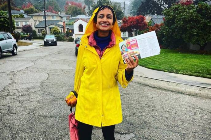 Janani ramachandran being sworn in as Oakland District 4’s newest Council member Janani Ramachandran : அமெரிக்காவின் ஓக்லாண்ட் நகர கவுன்சிலில் இந்திய வம்சாவளி LGBTQ பெண் தேர்வு