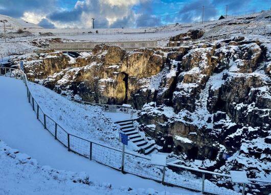 जम्मू काश्मीरमध्ये (Jammu and Kashmir) तर तापमानाचा पारा उणेमध्ये गेला आहे. त्यामुळं तेथील जनजीवन विस्कळीत झालं आहे.