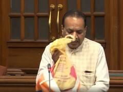 In Photos: दिल्ली विधानसभा में दिखा अलग नजारा, AAP विधायक मोहिंदर गोयल ने लहराईं नोटों की गड्डियां, देखें तस्वीरें