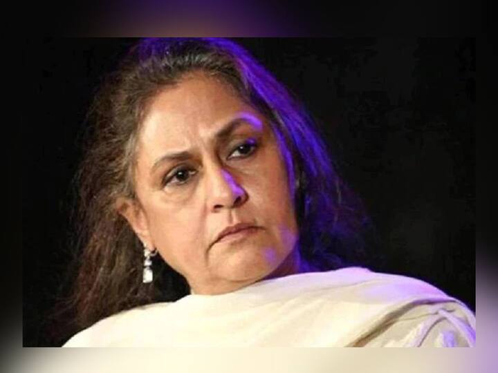 Jaya Bachchan angry on  photographer at indore airport video viral on social media Jaya Bachchan: 'अशा लोकांना नोकरीवरुन काढून टाकलं पाहिजे'; फोटोग्राफरवर पुन्हा भडकल्या जया बच्चन