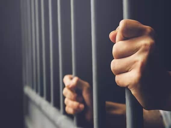 Kerala Crime: सौतेली बेटी से रेप, 41 साल के पिता को 40 साल की जेल, कोर्ट ने जुर्माना भी लगाया Kerala Crime: सौतेली बेटी से रेप, 41 साल के पिता को 40 साल की जेल, कोर्ट ने जुर्माना भी लगाया