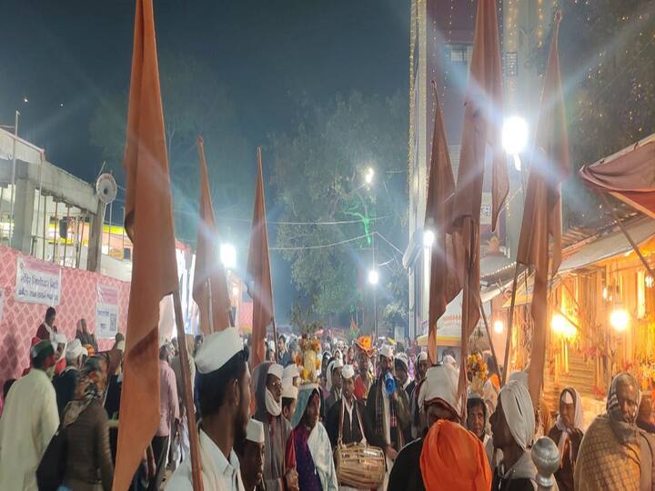 Trimbakeshwar Yatrotsav: आजपासून त्र्यंबकेश्वर यात्रोत्सवाला सुरुवात झाली असून यात्रेनिमित्त संतश्रेष्ठ निवृत्तिनाथ महाराजांच्या चरणी लाखो वारकरी  नतमस्तक होण्यासाठी त्र्यंबकेश्वर आले आहेत.