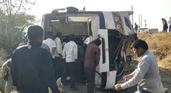 PHOTO : चालकाचा निष्काळजीपणा, पंढरपुरात भरधाव वेगात धावणारी ट्रॅव्हल्स पलटी