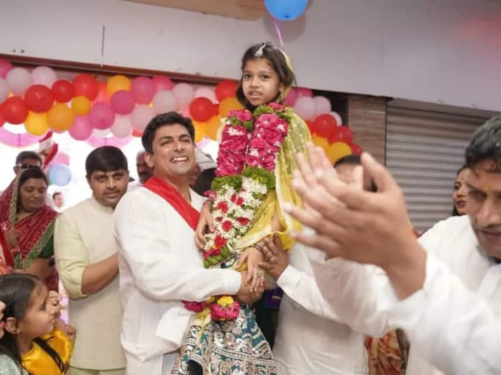 Surat diamond merchant Dhanesh Sanghvi daughter Devanshi Sanghvi became sanyasi will take initiation today Surat News: सूरत में हीरा कारोबारी धनेश सांघवी की 8 साल की बेटी देवांशी बनी सन्यासी, आज लेंगी दीक्षा