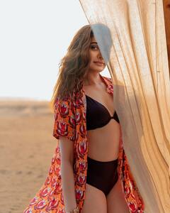 Shefali Jariwala: ब्लैक बिकिनी छिपाने के लिए 'कांटा लगा' गर्ल ने पहन लिया श्रग, फिर दिए मदहोश कर देने वाले पोज