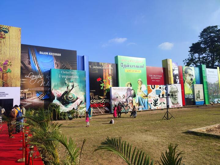 இந்த கண்காட்சியில் பல்வேறு மொழிகளை சார்ந்த புத்தகங்கள் இடம் பெற்றிருந்தன