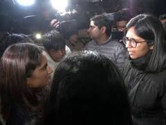 धरने पर बैठी कुश्ती खिलाड़ियों से मिलीं स्वाति मालीवाल, WFI अध्यक्ष को गिरफ्तार करने की मांग की