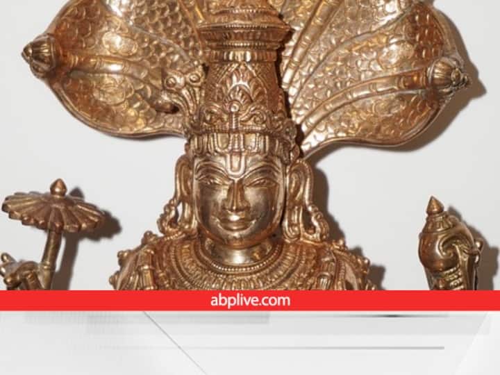 षटतिला एकादशी के दिन तिल के दान के साथ-साथ आप पीले रंग की चीजें भी दान कर सकते हैं. इससे विष्णु भगवान शीघ्र प्रसन्न होते हैं. आज किसी जरूरतमंद को तिल, चने की दाल, गुड़ और पीले वस्त्र दान करने से आपका घर सुख-समृद्धि से भर जाएगा.