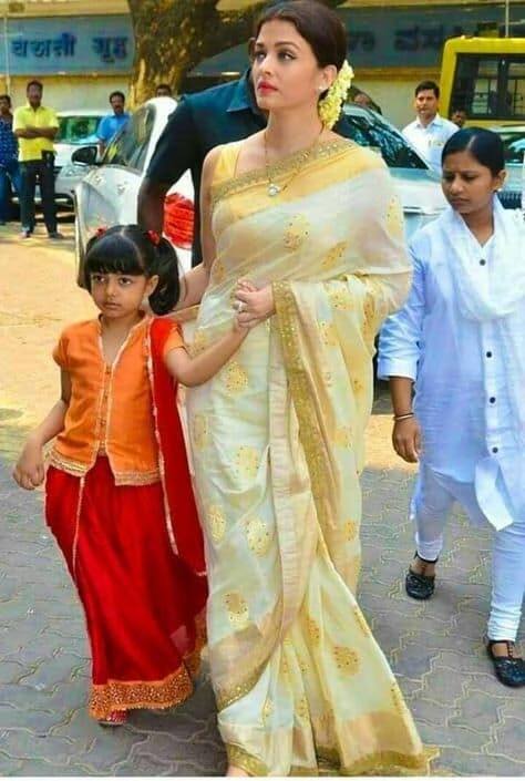 ऐश्वर्या राय पहले बेटी आराध्या के साथ कुछ इस तरह बाहर निकलीं. ऑफ ह्वाइट कलर इस साड़ी में ये अभिनेत्री इतनी खूबसूरत लग रही थीं लोग उन्हें देखते ही रह गए.