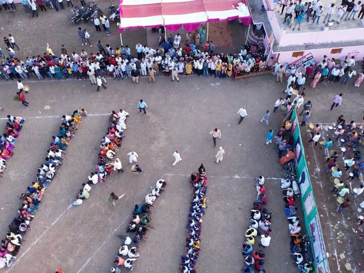 गोपाला गोपालाच्या गजरात हजारो भाविक भक्तांची हजेरी लावून महाप्रसादाचा लाभ घेतला.