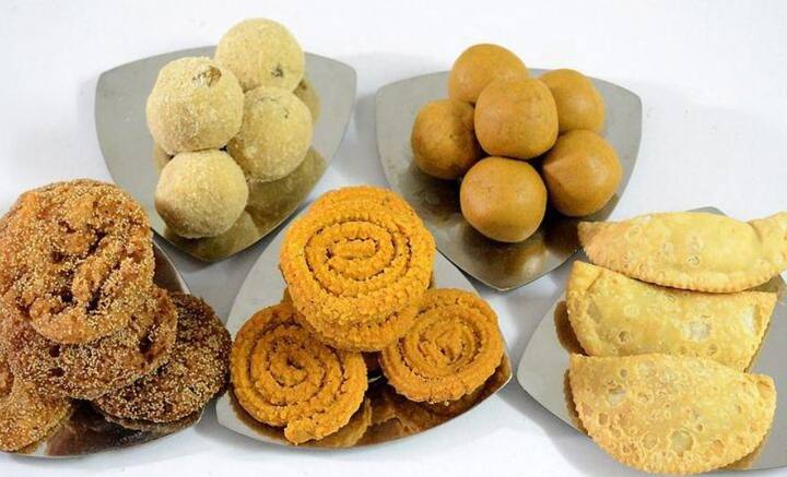 ভাজাভুজি খাবার যতটা পারেন এড়িয়ে চলুন। একবারে পেট ভরে খাওয়াও এড়ান। তার পরিবর্তে খাবারে শাক-সব্জি এবং ফল যোগ করুন যতটা পারেন।