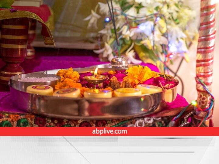 भगवान विष्णु को पीला रंग बहुत ही प्रिय है, इसलिए आज के दिन पीले रंग के वस्त्र पहनकर उनकी पूजा करनी चाहिए. आज के दिन माते पर हल्दी का तिलक लगाना भी बहुत शुभ माना जाता है.