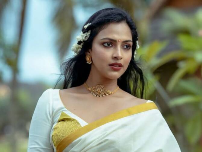 South Indian Movie Actress Amala Paul Was Not Given Entry In Kerala  Thiruvairanikulam Mahadeva Temple | Amala Paul : दाक्षिणात्य अभिनेत्रीला  केरळमधील मंदिरात प्रवेश नाकारला; भावना व्यक्त ...