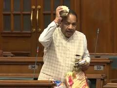 In Photos: दिल्ली विधानसभा में दिखा अलग नजारा, AAP विधायक मोहिंदर गोयल ने लहराईं नोटों की गड्डियां, देखें तस्वीरें