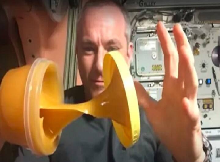 VIDEO: ASTRONAUT SHOWS HOW HONEY REACTS IN SPACE Video : விண்வெளியில் எல்லாம் மிதக்கும்.. தேன் என்னவாகும்? ஒரு விண்வெளி வீரரின் சுவாரஸ்ய வீடியோ