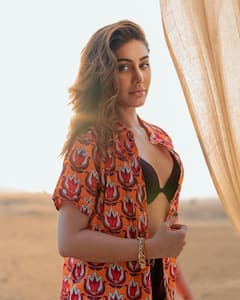 Shefali Jariwala: ब्लैक बिकिनी छिपाने के लिए 'कांटा लगा' गर्ल ने पहन लिया श्रग, फिर दिए मदहोश कर देने वाले पोज