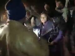Watch: तहसीलदार के सामने भाजपा नेत्री ने पुलिसकर्मी पर बरसाई चप्पल, वायरल हो रहा वीडियो