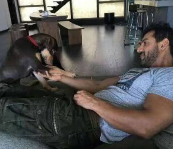 ਜੌਨ ਅਬ੍ਰਾਹਮ ਬੈਂਡਸਟੈਂਡ ਨੇੜੇ ਬਾਂਦਰਾ ਵਿੱਚ ਇੱਕ ਡੁਪਲੈਕਸ ਵਿੱਚ ਰਹਿੰਦਾ ਹੈ। ਇਸ ਖੂਬਸੂਰਤ ਘਰ ਨੂੰ ਜੌਨ ਦੇ ਪਿਤਾ ਅਤੇ ਭਰਾ ਨੇ ਡਿਜ਼ਾਈਨ ਕੀਤਾ ਹੈ। ਮੀਡੀਆ ਰਿਪੋਰਟਾਂ ਮੁਤਾਬਕ ਇਸ ਦੀ ਕੀਮਤ 75 ਕਰੋੜ ਰੁਪਏ ਹੈ।