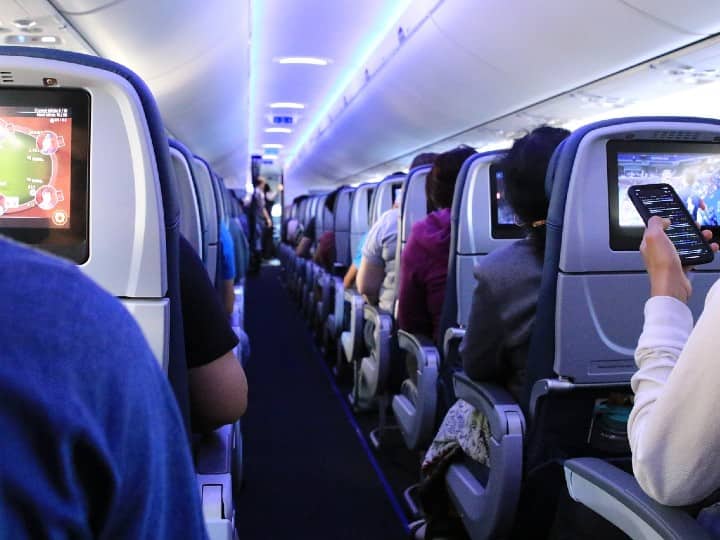how passenger Get oxygen in High Height while travelling in airplane know how airplane manage oxygen आसमान में हवाई जहाज में ऑक्सीजन कैसे मिलती है? क्या प्लेन में अलग से सिलेंडर लगे होते हैं?