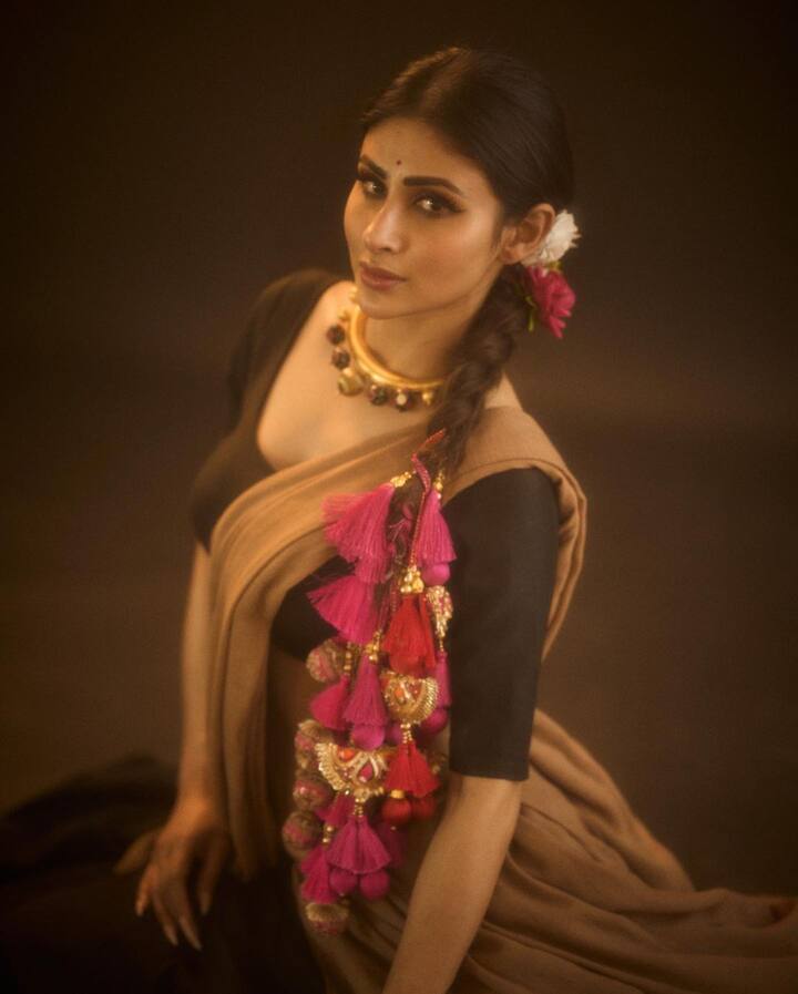 मौनीच्या चेहऱ्यावरील हावभावांनी चाहत्यांचे लक्ष वेधून घेतले आहे.