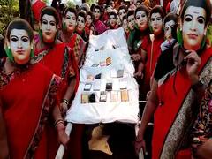 भंडाऱ्यात निघाली मोबाईलची शवयात्रा, पण का? शेकडो अंगणवाडी महिला कर्मचारी उतरल्या रस्त्यावर