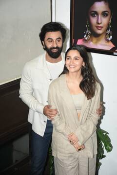 Ranbir Kapoor के साथ इवेंट में शामिल हुईं आलिया भट्ट, कोट से बार-बार पेट छुपाती नजर आईं एक्ट्रेस